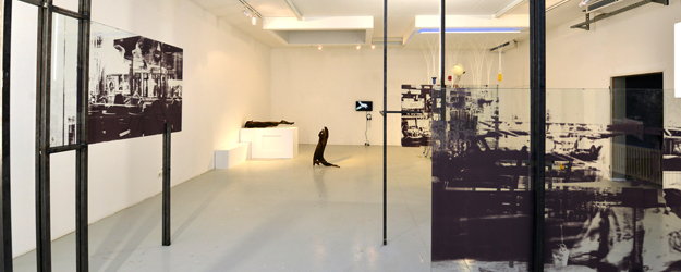 Blick in einen der Ausstellungsräume des Rundgangs 2015 der Kunsthochschule Mainz (Foto: Uwe Feuerbach) Blick in einen der Ausstellungsräume des Rundgangs 2015 der Kunsthochschule Mainz (Foto: Uwe Feuerbach)