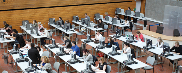 Computerarbeitsplätze in der Universitätsbibliothek der JGU (Foto: Thomas Hartmann) Computerarbeitsplätze in der Universitätsbibliothek der JGU (Foto: Thomas Hartmann)