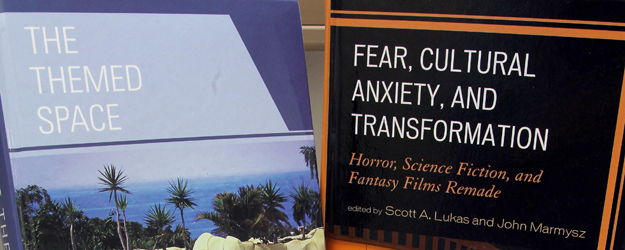 Zu verschiedensten Facetten seines Forschungsgebiets hat der Kulturanthropologe Prof. Scott A. Lukas bereits mehrfach publiziert. (Foto: Stefan F. Sämmer) Zu verschiedensten Facetten seines Forschungsgebiets hat der Kulturanthropologe Prof. Scott A. Lukas bereits mehrfach publiziert. (Foto: Stefan F. Sämmer)