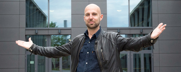 Alumnus Chris Bremus erinnert sich gern an die besondere Lern- und Studienatmosphäre an der Hochschule für Musik. (Foto: Peter Pulkowski) Alumnus Chris Bremus erinnert sich gern an die besondere Lern- und Studienatmosphäre an der Hochschule für Musik. (Foto: Peter Pulkowski)