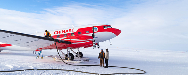Das letzte Versorgungsflugzeug wird betankt – bevor die Wissenschaftler am Südpol für acht Monate auf sich alleine gestellt sind. (Foto/©: Luis Gonzalez, NSF) Das letzte Versorgungsflugzeug wird betankt – bevor die Wissenschaftler am Südpol für acht Monate auf sich alleine gestellt sind. (Foto/©: Luis Gonzalez, NSF)