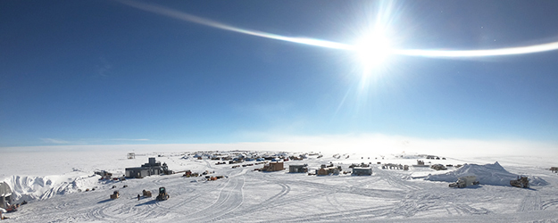 42 Wissenschaftlerinnen und Wissenschaftler überwintern gemeinsam in der Amundsen-Scott-Forschungsstation. (Foto/©: Benjamin Eberhardt, NSF) 42 Wissenschaftlerinnen und Wissenschaftler überwintern gemeinsam in der Amundsen-Scott-Forschungsstation. (Foto/©: Benjamin Eberhardt, NSF)