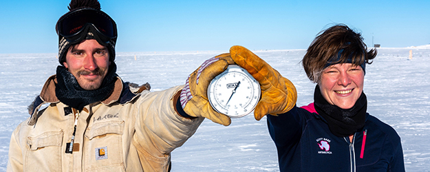 Kathrin Mallot und Benjamin Eberhardt sind im antarktischen Winter für die Überwachung des Neutrino-Detektors IceCube zuständig – bei bis zu minus 82 Grad Celsius. (Foto/©: Benjamin Eberhardt, NSF) Kathrin Mallot und Benjamin Eberhardt sind im antarktischen Winter für die Überwachung des Neutrino-Detektors IceCube zuständig – bei bis zu minus 82 Grad Celsius. (Foto/©: Benjamin Eberhardt, NSF)