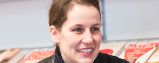 Jasmin Marschall hat sich nach ihrem Studium der Buchwissenschaft an der JGU als Sortimentsbuchhändlerin spezialisiert. (Foto: Peter Pulkowski) Jasmin Marschall hat sich nach ihrem Studium der Buchwissenschaft an der JGU als Sortimentsbuchhändlerin spezialisiert. (Foto: Peter Pulkowski)