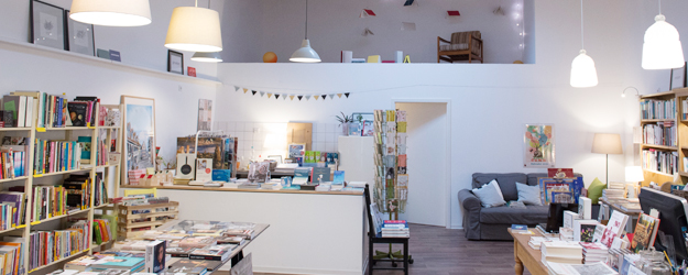 Das Besondere der Buchhandlung: Sie ist eingerichtet wie eine gemütliche Wohnung mit Wohn- und Kinderzimmer – und überall findet sich Lesestoff. (Foto: Peter Pulkowski) Das Besondere der Buchhandlung: Sie ist eingerichtet wie eine gemütliche Wohnung mit Wohn- und Kinderzimmer – und überall findet sich Lesestoff. (Foto: Peter Pulkowski)