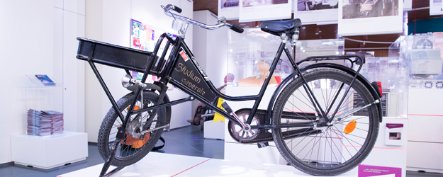 Das schwarze Fahrrad vom Studium generale wurde jahrzehntelang genutzt, um auf dem Campus der JGU Veranstaltungsplakate aufzuhängen. (Foto: Peter Pulkowski) Das schwarze Fahrrad vom Studium generale wurde jahrzehntelang genutzt, um auf dem Campus der JGU Veranstaltungsplakate aufzuhängen. (Foto: Peter Pulkowski)