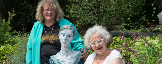 Anne-Marie Kuprats Skulptur 'Susanne' sitzt auf einer Steinbank im Botanischen Garten der JGU. (Foto: Peter Pulkowski) Anne-Marie Kuprats Skulptur 'Susanne' sitzt auf einer Steinbank im Botanischen Garten der JGU. (Foto: Peter Pulkowski)