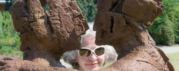 Der von Prof. em. Dr. Elisabeth Gateff gestiftete Bronzeabguss der Skulptur 'Tanzpartie' von Eberhard Linke wurde im März 2014 im Botanischen Garten der JGU aufgestellt. (Foto: Peter Pulkowski) Der von Prof. em. Dr. Elisabeth Gateff gestiftete Bronzeabguss der Skulptur 'Tanzpartie' von Eberhard Linke wurde im März 2014 im Botanischen Garten der JGU aufgestellt. (Foto: Peter Pulkowski)