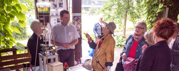 Bei der Apothekerkammer Rheinland-Pfalz standen eine Arzneipflanzenrallye und ein Schnupperquiz auf dem Programm. (Foto: Stefan F. Sämmer) Bei der Apothekerkammer Rheinland-Pfalz standen eine Arzneipflanzenrallye und ein Schnupperquiz auf dem Programm. (Foto: Stefan F. Sämmer)