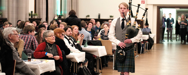 Die Burns Night zu Ehren des schottischen Dichters Robert Burns wird traditionell mit dem Einzug des Dudelsacks eröffnet. (Foto: Stefan F. Sämmer) Die Burns Night zu Ehren des schottischen Dichters Robert Burns wird traditionell mit dem Einzug des Dudelsacks eröffnet. (Foto: Stefan F. Sämmer)