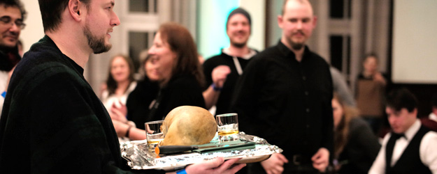 Das Nationalgericht der Schotten, der Haggis, wird zu den Klängen des Dudelsacks und unter stehenden Ovationen in den Saal getragen. (Foto: Stefan F. Sämmer) Das Nationalgericht der Schotten, der Haggis, wird zu den Klängen des Dudelsacks und unter stehenden Ovationen in den Saal getragen. (Foto: Stefan F. Sämmer)