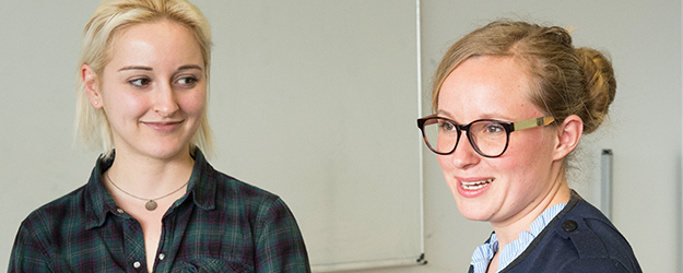 Sophie Brandt (l.) und Julia Büchting haben bereits mehrere Kurse der Frühjahrs- und Herbstuniversität besucht und freuen sich über das großartige Angebot. (Foto: Peter Pulkowski) Sophie Brandt (l.) und Julia Büchting haben bereits mehrere Kurse der Frühjahrs- und Herbstuniversität besucht und freuen sich über das großartige Angebot. (Foto: Peter Pulkowski)