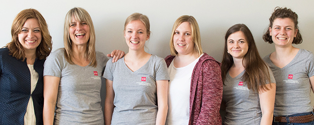 Rosanna Götz (l.) und Nadine Meisenheimer (2.vl.) mit den studentischen Hilfskräften des Organisationsteams der Frühjahrsuniversität 2019. (Foto: Peter Pulkowski) Rosanna Götz (l.) und Nadine Meisenheimer (2.vl.) mit den studentischen Hilfskräften des Organisationsteams der Frühjahrsuniversität 2019. (Foto: Peter Pulkowski)