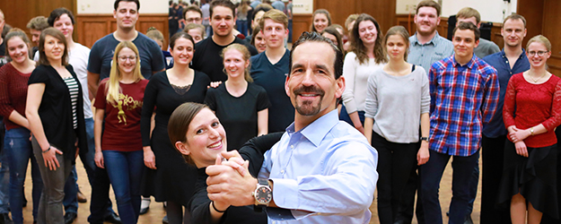 Jedes Semester bewerben sich ca. 130 Studierende aller Fachbereiche für die einzelnen Tanzkurse. (Foto: Bernd Eßling) Jedes Semester bewerben sich ca. 130 Studierende aller Fachbereiche für die einzelnen Tanzkurse. (Foto: Bernd Eßling)