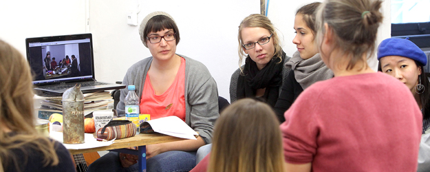 Studierende der dOCUMENTA-Projektgruppe (Foto: Stefan F. Sämmer) Studierende der dOCUMENTA-Projektgruppe (Foto: Stefan F. Sämmer)