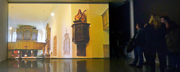 Blick in einen der Ausstellungsräume des Rundgangs 2015 der Kunsthochschule Mainz (Foto: Uwe Feuerbach) Blick in einen der Ausstellungsräume des Rundgangs 2015 der Kunsthochschule Mainz (Foto: Uwe Feuerbach)