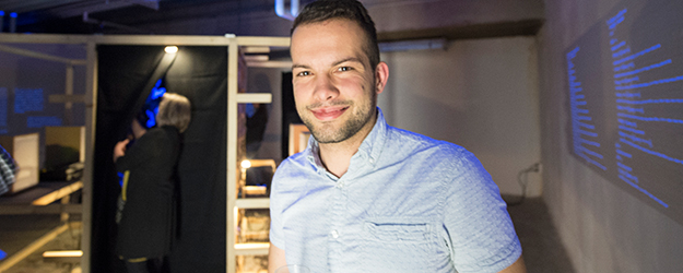 Giacomo Freys begehbare Skulptur aus Pappe, Schleifpapier, Draht und anderen Materialien lässt sich in Interaktion zum Klingen bringen. (Foto: Peter Pulkowski) Giacomo Freys begehbare Skulptur aus Pappe, Schleifpapier, Draht und anderen Materialien lässt sich in Interaktion zum Klingen bringen. (Foto: Peter Pulkowski)