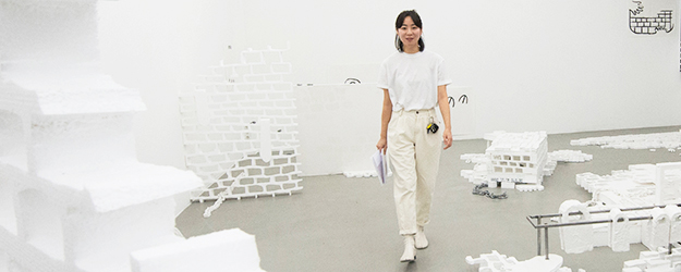 Jueun Lee schuf aus Styropor, Gips, Lehm und Metall eine komplexe Landschaft, in der organische Elemente mit starren Strukturen in Dialog treten. (Foto: Peter Pulkowski) Jueun Lee schuf aus Styropor, Gips, Lehm und Metall eine komplexe Landschaft, in der organische Elemente mit starren Strukturen in Dialog treten. (Foto: Peter Pulkowski)