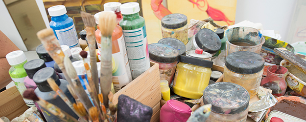 Prof. Shannon Bool möchte, dass ihre Studierenden möglichst viele verschiedenen Arten von Kunst kennenlernen. (Foto: Peter Pulkowski) Prof. Shannon Bool möchte, dass ihre Studierenden möglichst viele verschiedenen Arten von Kunst kennenlernen. (Foto: Peter Pulkowski)