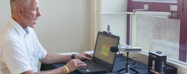 Thomas Brauer erläutert die LSVT®-Therapie, die ein Computerprogramm mit logopädischer Unterstützung kombiniert und so zu einer Verbesserung der Sprachfähigkeit führt. (Foto: Stefan F. Sämmer) Thomas Brauer erläutert die LSVT®-Therapie, die ein Computerprogramm mit logopädischer Unterstützung kombiniert und so zu einer Verbesserung der Sprachfähigkeit führt. (Foto: Stefan F. Sämmer)