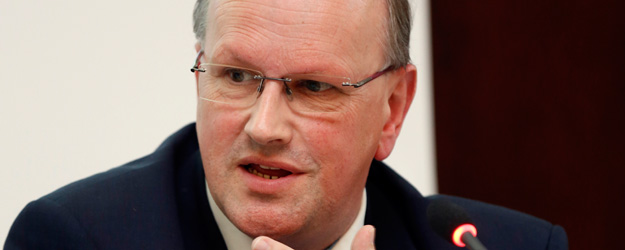 Prof. Dr. Christian Hillgruber hat den Lehrstuhl für Öffentliches Recht an der Rheinischen Friedrich-Wilhelms-Universität Bonn inne. <small>(Foto: Stefan F. Sämmer)</small> Prof. Dr. Christian Hillgruber hat den Lehrstuhl für Öffentliches Recht an der Rheinischen Friedrich-Wilhelms-Universität Bonn inne. <small>(Foto: Stefan F. Sämmer)</small>