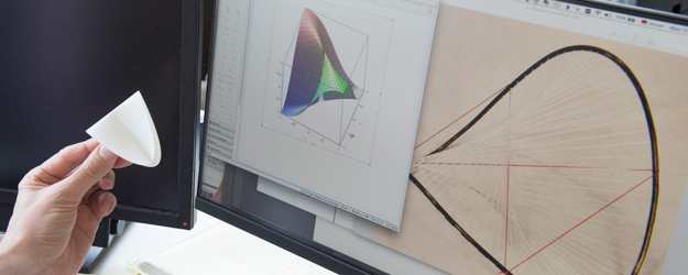 Prof. Dr. Tilman Sauer zeigt die verschiedenen Möglichkeiten zur Veranschlaulichung von Mathematik auf, wobei er selbst das klassische Modell zum Anfassen favorisiert. (Foto: Peter Pulkowski) Prof. Dr. Tilman Sauer zeigt die verschiedenen Möglichkeiten zur Veranschlaulichung von Mathematik auf, wobei er selbst das klassische Modell zum Anfassen favorisiert. (Foto: Peter Pulkowski)
