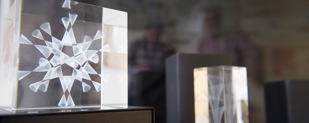 Per Laser-in-Glas-Gravur lassen sich geometrische Objekte dreidimensional als Hologramm im klaren Glaswürfel darstellen. (Foto: Peter Pulkowski) Per Laser-in-Glas-Gravur lassen sich geometrische Objekte dreidimensional als Hologramm im klaren Glaswürfel darstellen. (Foto: Peter Pulkowski)