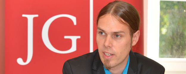 Für die Konzeption des Silver Surfer-Portals befragten Florian Preßmar und sein Team insgesamt 881 Senioren verschiedenster Alters- und Bildungsschichten. (Foto: Uwe Feuerbach) Für die Konzeption des Silver Surfer-Portals befragten Florian Preßmar und sein Team insgesamt 881 Senioren verschiedenster Alters- und Bildungsschichten. (Foto: Uwe Feuerbach)