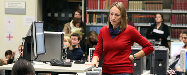 Studierende wuseln von Angebot zu Angebot durch die Bibliothek; im Sitzungszimmer geht es gerade um Studierende wuseln von Angebot zu Angebot durch die Bibliothek; im Sitzungszimmer geht es gerade um