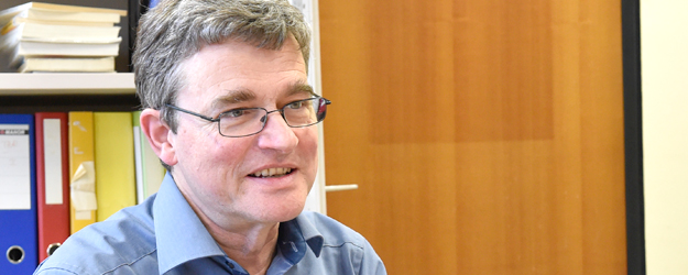 Prof. Dr. Walter Bisang forscht zur weltweiten strukturellen Vielfalt in der menschlichen Sprache. (Foto: Peter Pulkowski) Prof. Dr. Walter Bisang forscht zur weltweiten strukturellen Vielfalt in der menschlichen Sprache. (Foto: Peter Pulkowski)