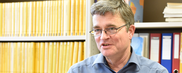 Prof. Dr. Walter Bisangs linguistische Schwerpunkte liegen im Vergleich unterschiedlicher linguistischer Theorien, in der Grammatikalisierung und im Sprachkontakt. (Foto: Peter Pulkowski) Prof. Dr. Walter Bisangs linguistische Schwerpunkte liegen im Vergleich unterschiedlicher linguistischer Theorien, in der Grammatikalisierung und im Sprachkontakt. (Foto: Peter Pulkowski)