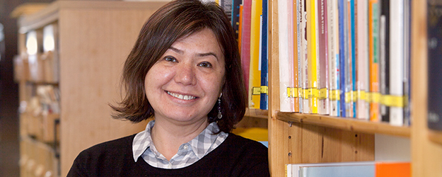 Dank des Stipendiums der Alexander von Humboldt-Stiftung kann Meral Camcı ihre Forschung in Deutschland fortsetzen. Zudem bietet sie an der JGU Übungen für Türkisch-Muttersprachler an. (Foto: Britta Hoff) Dank des Stipendiums der Alexander von Humboldt-Stiftung kann Meral Camcı ihre Forschung in Deutschland fortsetzen. Zudem bietet sie an der JGU Übungen für Türkisch-Muttersprachler an. (Foto: Britta Hoff)