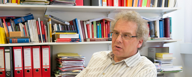 Prof. Dr. Jörg Rogge vom Arbeitsbereich Mittelalterliche Geschichte und sein Team bereiten eine kommentierte digitale Edition der Augsburger Baumeisterbücher vor. <small>(Foto: Peter Pulkowski)</small> Prof. Dr. Jörg Rogge vom Arbeitsbereich Mittelalterliche Geschichte und sein Team bereiten eine kommentierte digitale Edition der Augsburger Baumeisterbücher vor. <small>(Foto: Peter Pulkowski)</small>