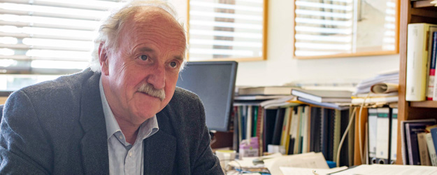 Prof. Dr. Werner Heil beschäftigt sich in seiner Forschung mit dem Eigendrehimpuls eines Teilchens und dessen Ausrichtung im Magnetfeld. (Foto: Stefan F. Sämmer) Prof. Dr. Werner Heil beschäftigt sich in seiner Forschung mit dem Eigendrehimpuls eines Teilchens und dessen Ausrichtung im Magnetfeld. (Foto: Stefan F. Sämmer)