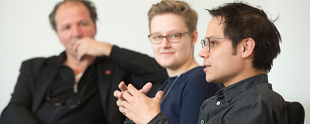 Prof. Christopher Miltenberger (r.) freut sich darüber, dass durch Q+ manche Lehrveranstaltungen auch für fachfremde Studierende geöffnet werden, die einen neuen Blick auf das Fach mitbringen. (Foto: Peter Pulkowski) Prof. Christopher Miltenberger (r.) freut sich darüber, dass durch Q+ manche Lehrveranstaltungen auch für fachfremde Studierende geöffnet werden, die einen neuen Blick auf das Fach mitbringen. (Foto: Peter Pulkowski)