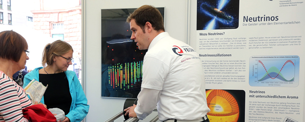Das Exzellenzcluster PRISMA erklärte den Wissenschaftsmarktbesuchern unter anderem das Prinzip der Neutrinooszillation. (Foto: Stefan F. Sämmer) Das Exzellenzcluster PRISMA erklärte den Wissenschaftsmarktbesuchern unter anderem das Prinzip der Neutrinooszillation. (Foto: Stefan F. Sämmer)