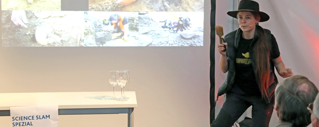 Im SCIENCE SLAM SPEZIAL des Instituts für Altertumswissenschaften erläuterte Dr. Sabine Hornung anschaulich und unterhaltsam die Arbeit von Archäologen. (Foto: Stefan F. Sämmer) Im SCIENCE SLAM SPEZIAL des Instituts für Altertumswissenschaften erläuterte Dr. Sabine Hornung anschaulich und unterhaltsam die Arbeit von Archäologen. (Foto: Stefan F. Sämmer)