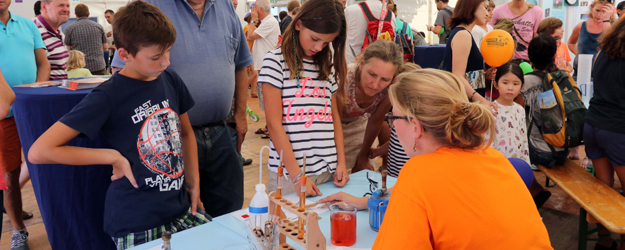 Das NaT-Lab-Team der JGU lud Besucherinnen und Besucher dazu ein, selbst zu experimentieren und versuchten sie so für die Wissenschaft zu begeistern. (Foto: Stefan F. Sämmer) Das NaT-Lab-Team der JGU lud Besucherinnen und Besucher dazu ein, selbst zu experimentieren und versuchten sie so für die Wissenschaft zu begeistern. (Foto: Stefan F. Sämmer)