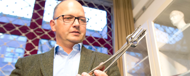 Historic abortion forceps from gynecology (photo: Peter Pulkowski) Historic abortion forceps from gynecology (photo: Peter Pulkowski)