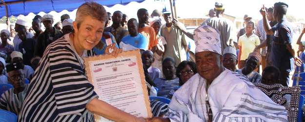 Paramount Chief Charles Puoure Puobe Chiir VII. thanked Professor Carola Lentz for her many years of commitment to North Ghana by bestowing on her the title 'maalu naa.' (photo: Trevor Wiggins) Paramount Chief Charles Puoure Puobe Chiir VII. thanked Professor Carola Lentz for her many years of commitment to North Ghana by bestowing on her the title 'maalu naa.' (photo: Trevor Wiggins)