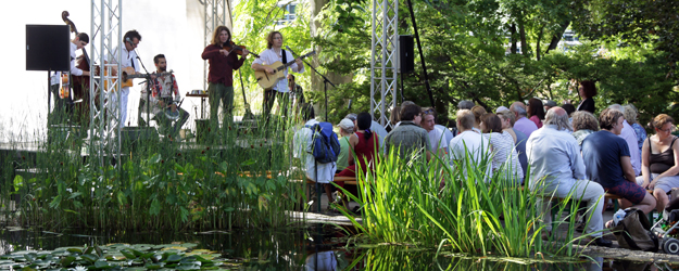 For the finale, there is a highly danceable mix of tango and blues, klezmer and Indian sounds played by the Absinto Orkestra. (photo: Stefan F. Sämmer) For the finale, there is a highly danceable mix of tango and blues, klezmer and Indian sounds played by the Absinto Orkestra. (photo: Stefan F. Sämmer)