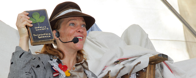 The play, Flora Primelwurz, by Anke Scholl has botany- and gardening-related themes and is designed for younger visitors. (photo: Stefan F. Sämmer) The play, Flora Primelwurz, by Anke Scholl has botany- and gardening-related themes and is designed for younger visitors. (photo: Stefan F. Sämmer)