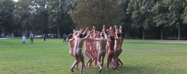 Stuart Ringholt's "Naked Nature Performance" (photo: Stefan F. Sämmer) Stuart Ringholt's "Naked Nature Performance" (photo: Stefan F. Sämmer)