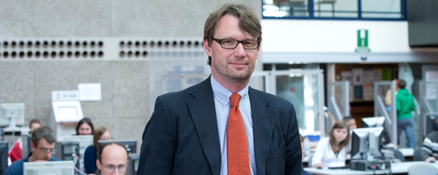 He expects to find an answer on May 30th, when the UB opens its doors for "Plagiate & Co – Wissenschaftliches Fehlverhalten ist (k)ein Kavaliersdelikt", a conference being held as part of the General Studies program. (photo: Peter Pulkowski) He expects to find an answer on May 30th, when the UB opens its doors for "Plagiate & Co – Wissenschaftliches Fehlverhalten ist (k)ein Kavaliersdelikt", a conference being held as part of the General Studies program. (photo: Peter Pulkowski)