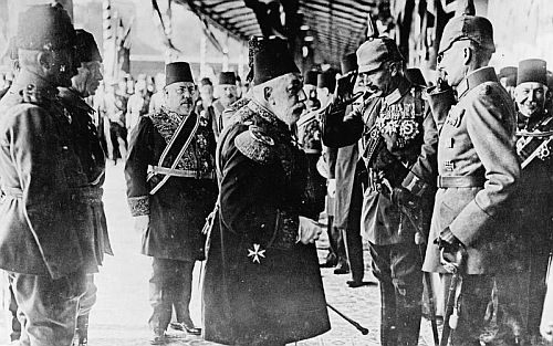 Sultan Mehmed V. begrüßt Kaiser Wilhelm II. in Istanbul. Links Hakki Pascha, osmanischer Botschafter in Berlin. Oktober 1917. Imperial War Museums, Q 70246; Public Domain.