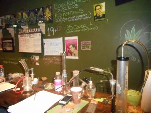 In Britisch- Kolumbien ist der Konsum von Marihuana in sog. coffee shops erlaubt.