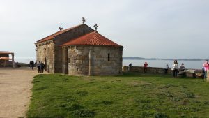 eine-kapelle-im-meer-in-galicien