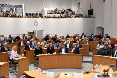 In der ersten Reihe in der Mitte von Links: Direktorin beim Landtag Ursula Molka; Vizepräsidentin des Landtags Barbara Schleicher-Rothmund; Prof. Dr. Michael Matheus; Hans-Peter Hexemer