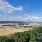 Landschaft mit Wald und Feldern vom Kyffhäuserdenkmal betrachtet.