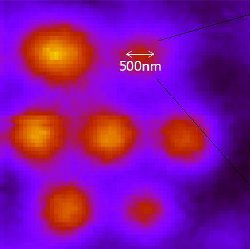 In-Situ Mikroskop Aufnahme eines Musters aus implantierten NV Zentren in einem Diamant. 